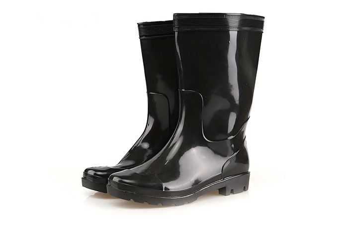 Oil-resistant boots and gloves
